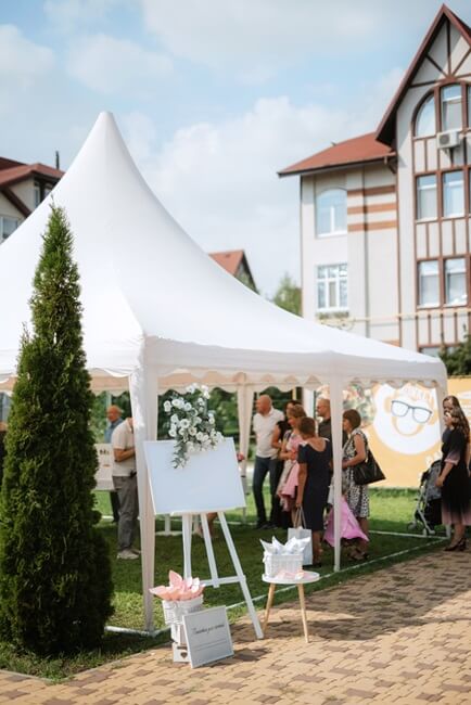 Chapiteau blanc pour événement extérieur avec invités