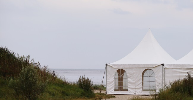 Tente blanche au bord de la mer