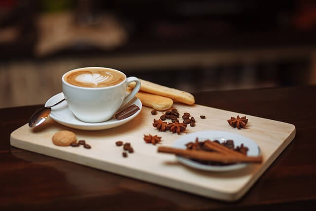 Café latte artistique avec biscuits et épices