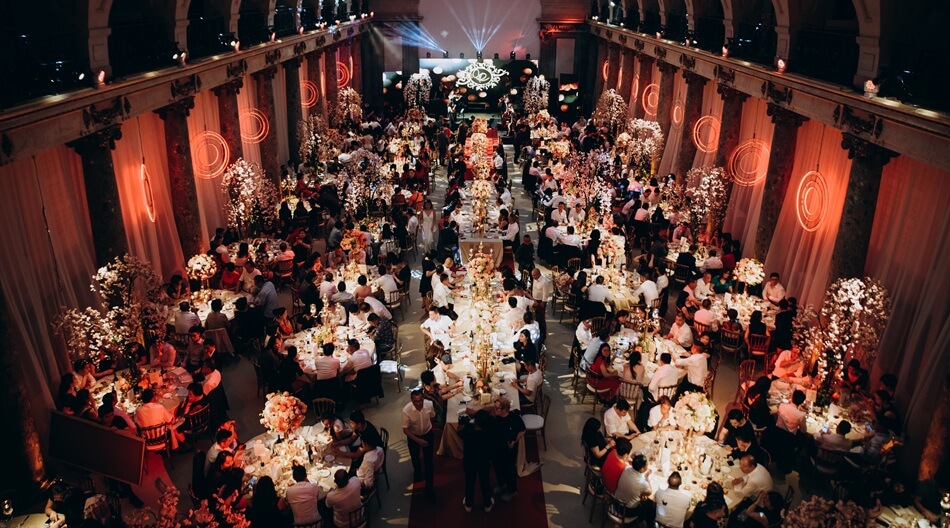 Réception de mariage élégante et illuminée